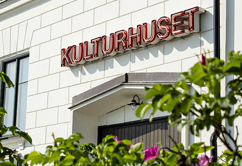 Neonskylt med texten "Kulturhuset".