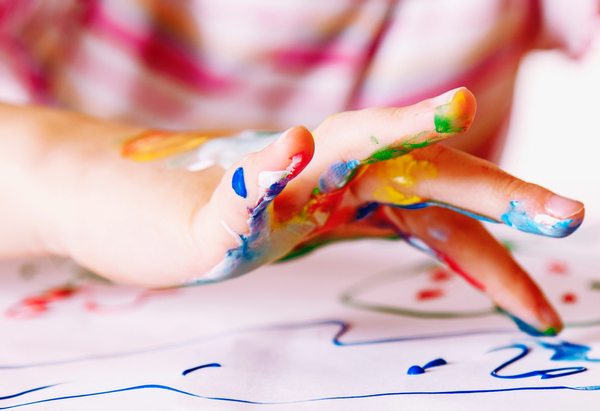 Barn som målar med händerna.